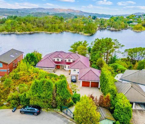 Godvik Villa | Waterfront Villa w/Boat&kayaks. 15min from Bergen