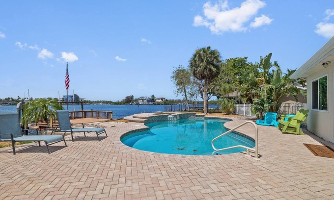 Port Richey House | Waterfront with Pool, Ping Pong table, 3 Kayaks, Fishing Pier, Private Access to the Gulf