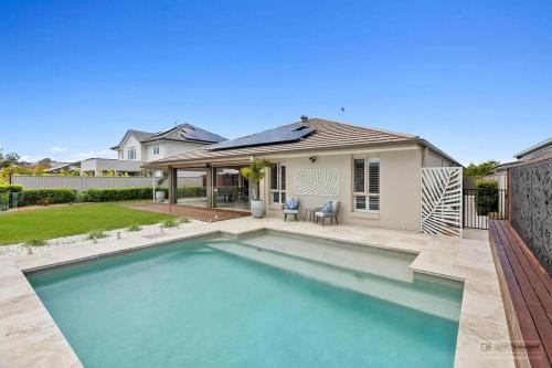 Banksia Beach House | Waters Edge!