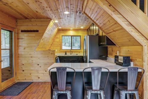 Wright City House | Waterside Cottage with Hot Tub