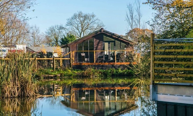 Dilton Marsh Ski Chalet | Waterside Lodge (Pet)