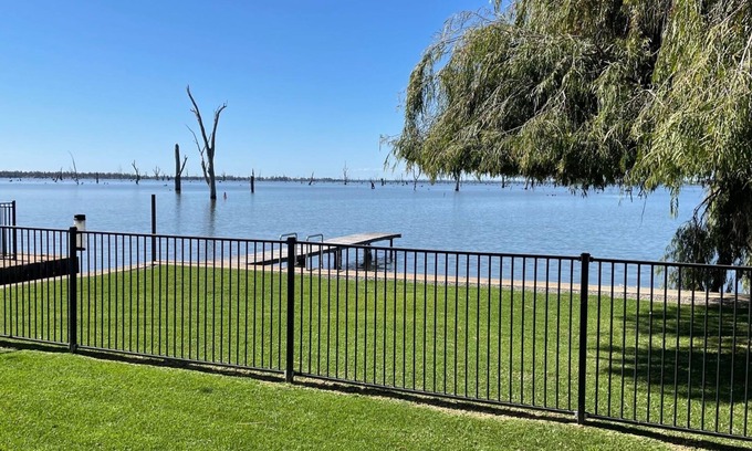 Mulwala House | Waterside Mulwala waterfront house with small boat ramp and jetty