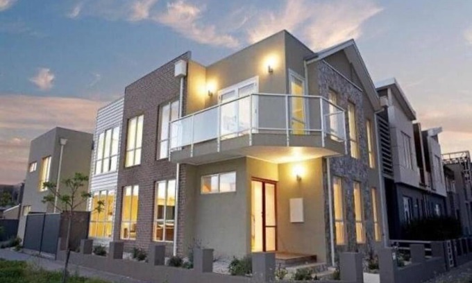 Maribyrnong House | Waterside Place - Stunning 4BR Family Home in Edgewater