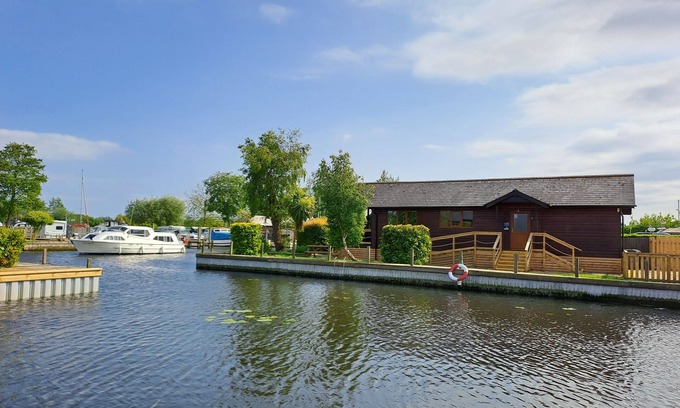 Brundall Cabin | Waterside River Retreat - sleeps 6 guests in 3 bedrooms