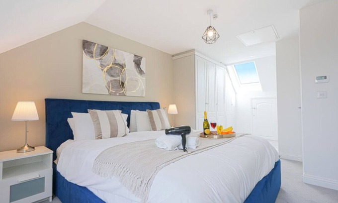 Wavendon House | Wavendon House - Free Parking & WiFi - Sleeps 6