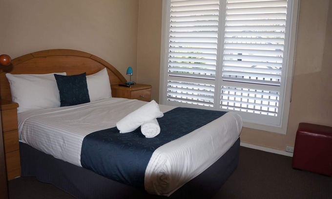 Warrnambool Hotel | Waves Motel and Apartments
