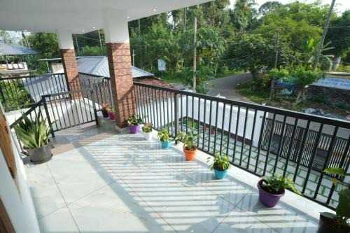 Sulthan Bathery Apartment | Wayanadan Huts Homestay