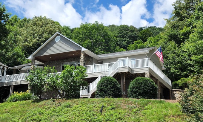 Walker-In-the-Hills House | Waynesville Sunrise! Beautiful, Panoramic Views from 4,200 Ft