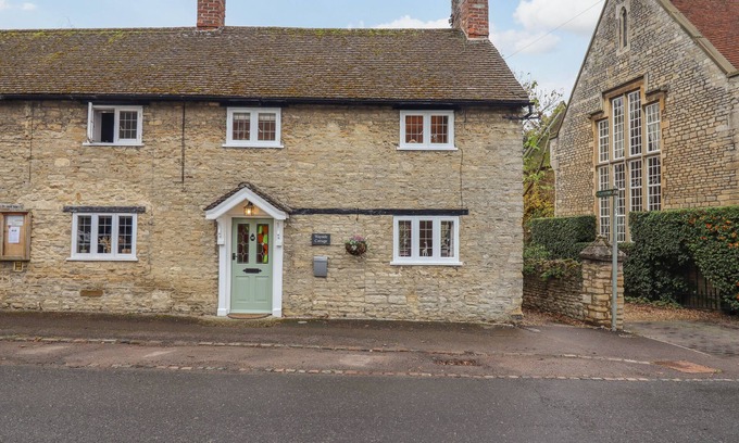 Pavenham Cottage | WAYSIDE COTTAGE, pet friendly, with hot tub in Sharnbrook