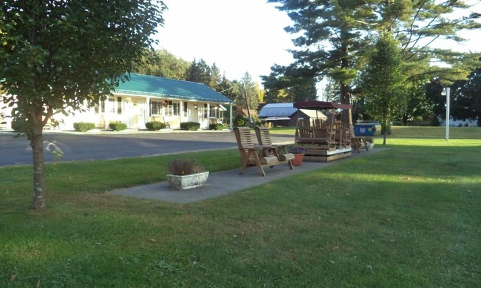 Lanesborough Hotel | Weathervane Motel Lanesboro