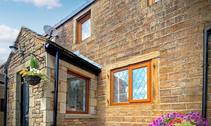 Fence Cottage | Weavers Cottage provides the perfect getaway for couples, friends and family.