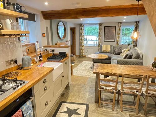 Tideswell House | Weavers Cottage, Tideswell, sleeps 6, dog friendly
