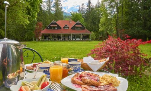 Crawford Bay Hotel | Wedgwood Manor and Glamping Retreat