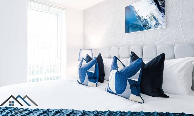 Belle Vue Apartment | ⭐Weekend away in Manchester? Here to see the Football? Explore the city? Remote