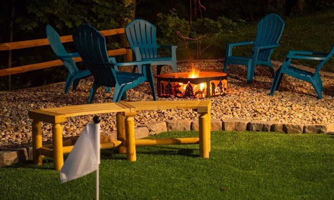 Lancaster House | Weekend Retreat~Hot Tub~Game Room~Putt Putt