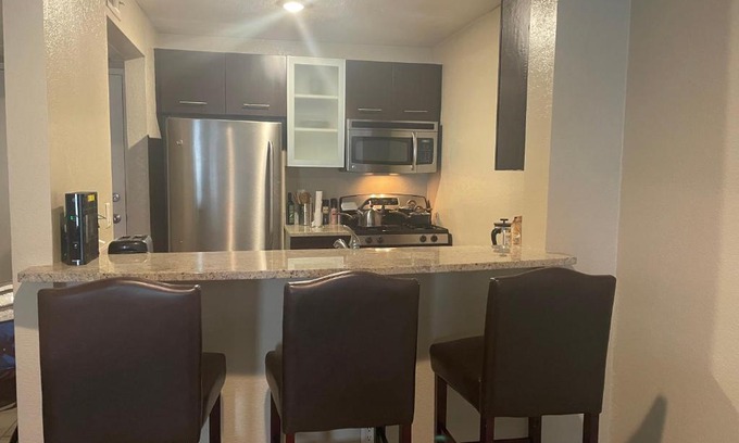 Hollywood Apartment | WeHo deluxe 2 x 2 plus 2 car parking