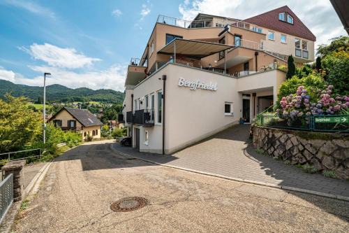 Buehlertal House | Wein- und Klimahotel Bergfriedel