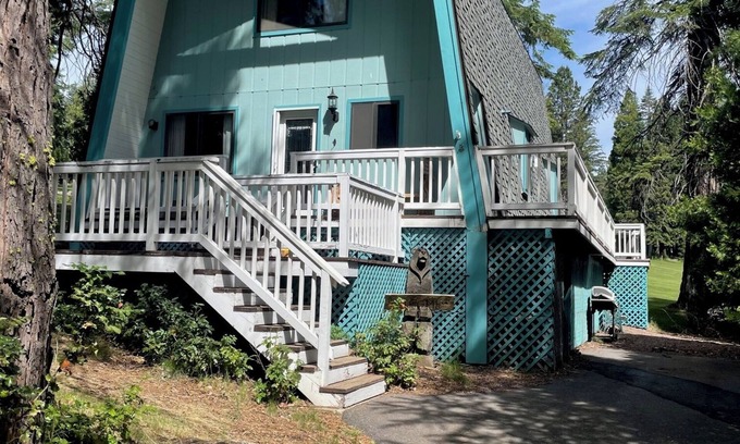 Lake Almanor Country Club Cabin | Welcoming 2-bedroom cabin in Lake Almanor Country Club on the golf course