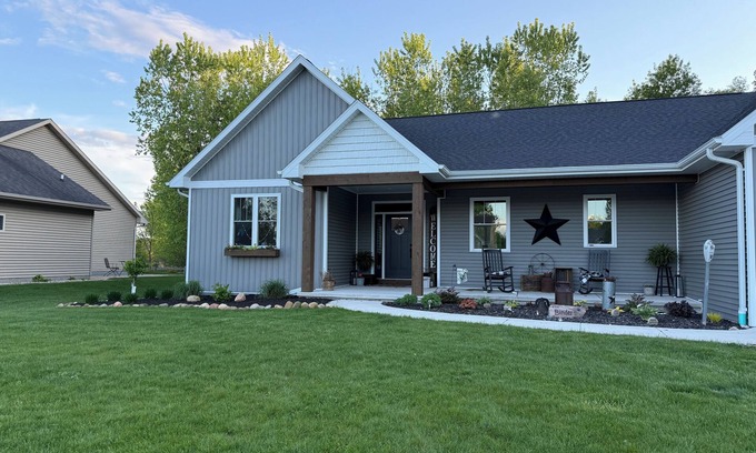 Butte Des Morts House | Welcome 2026 EAA travelers! Charming 3-bedroom house in Oshkosh with WiFi, AC