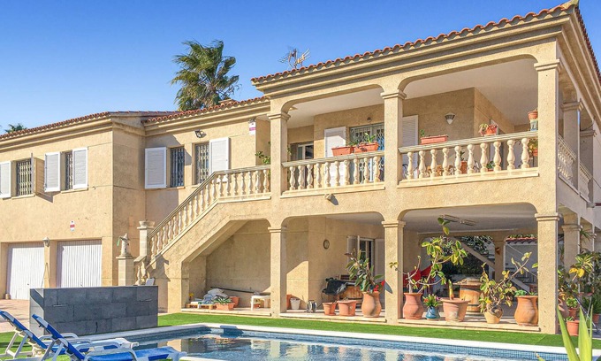 Comarruga House | Welcome to Francás ? Discover a unique oasis in northern Spain.