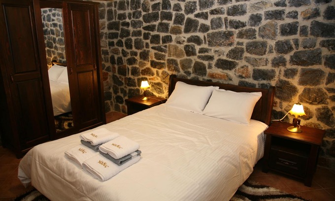 Loutraki House | Welcome to Guesthouse Yades, Quad Studio!