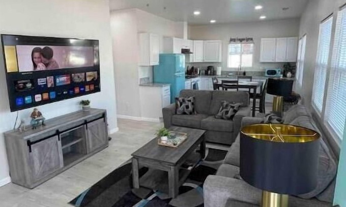 Porterville House | Welcome to la Casita Blanca! Main St & Sequoia National Forest!