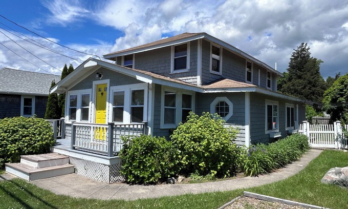 Mattapoisett Center Cottage | Welcome to Mattapoisett's Quahog Shack at Crescent Beach centrally located on Angelica Avenue!