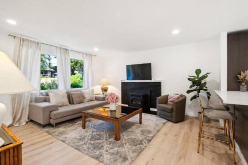 Burien House | Welcome to Modern Bright Home!