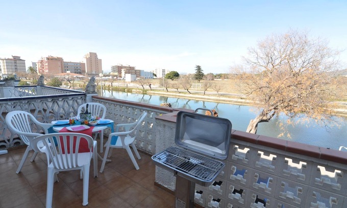 Santa Margarida Apartment | Welcome to our charming apartment for rent in Roses, Costa Brava! Just 500 meters from Santa Margarita beach.