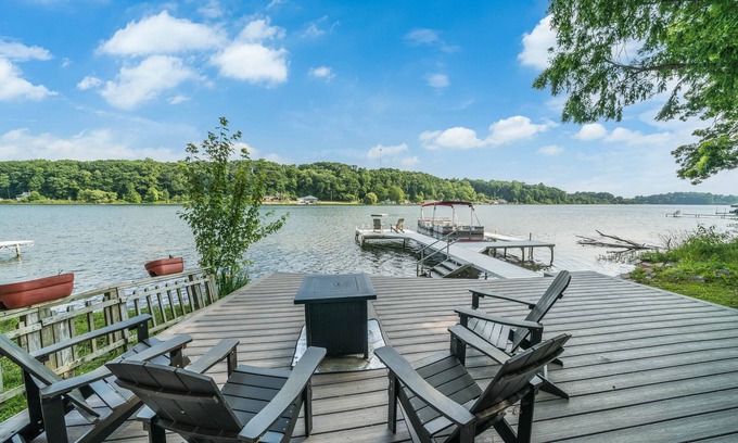 Cloverdale Cottage | Welcome to the 5 horizons Lake House-FREE KAYAK USE- PONTOON AVAILABLE