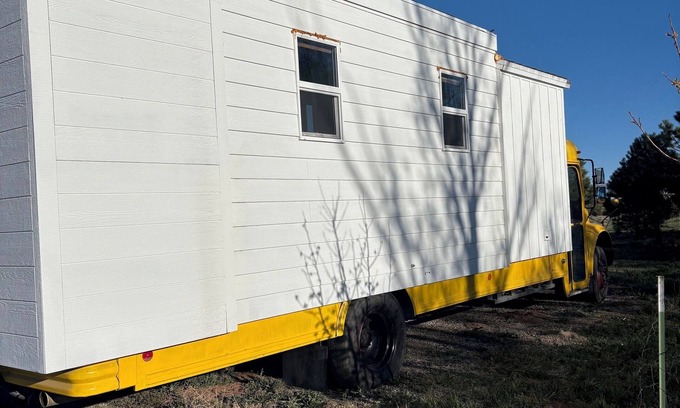 Durango Cottage | Welcome to the Bee Bus – A Cozy One-of-a-Kind Tiny Home with Mountain Views