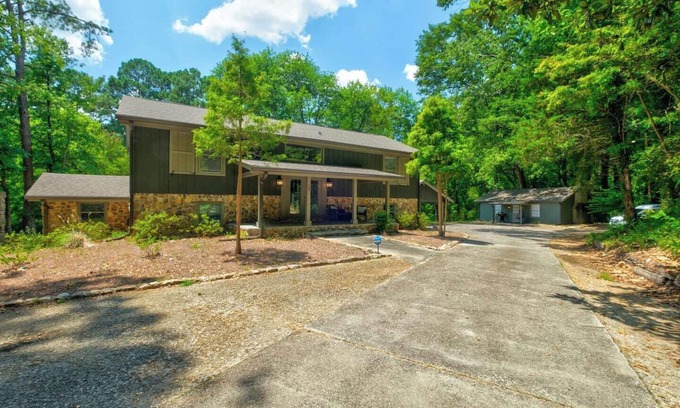Newnan House | Welcome to your Gorgeous Lake Side oasis in the heart of Newnan, Georgia! This 3-bed, 3-bath (2 pull out sofa beds). The Lake is perched on 11 acres of private and peaceful land, providing the perfect getaway for families or couples.