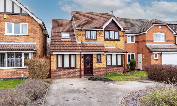 Giltbrook House | Welcoming 5-bedroom house in Nuthall
