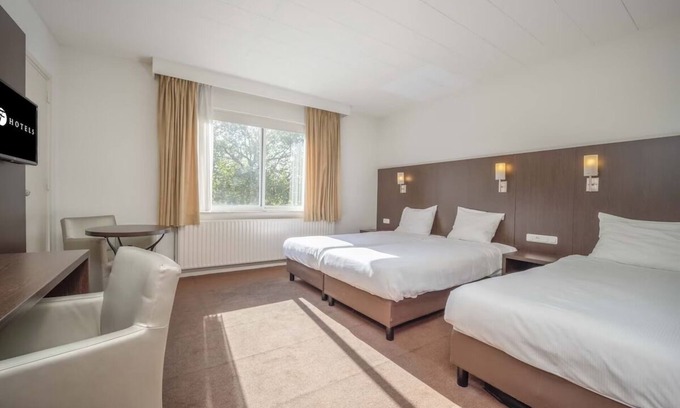 Waalwijk Hotel | Welcoming Ambiance & Natural Beauty: 3 Family-Friendly Rooms Near Efteling Park