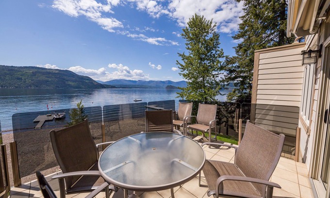 Celista Condo | Welcoming family-friendly lake front condo on the beautiful, sunny Shuswap Lake.