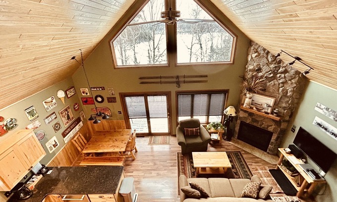 Biwabik Ski Chalet | Well-appointed lakefront villa with gameroom at Giants Ridge