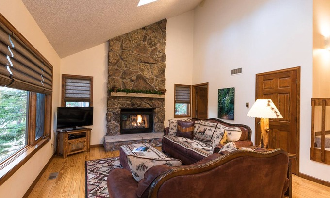 Aspen Brook House | Well-Equipped, Beautiful Art-filled Cabin with new A/C, Close to RMNP & YMCA