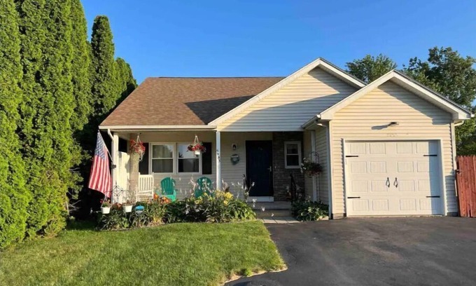 Farmington House | Well-equipped, renovated 3 Bedroom with Game Room