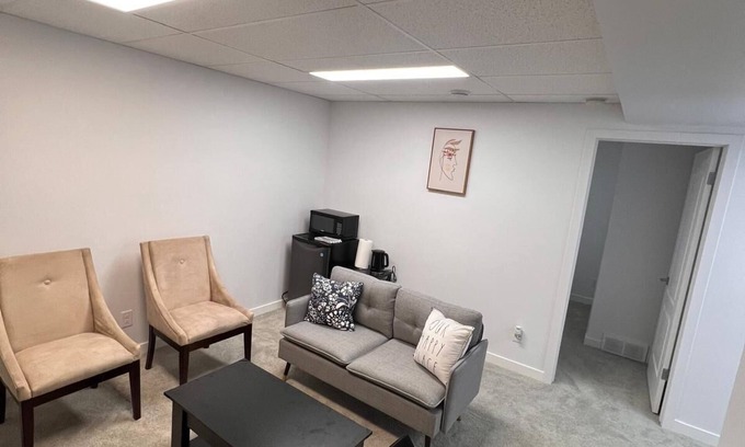 Transcona House | Well Furnished Cozy 1 Bedroom Basement Suite with Private Entrance