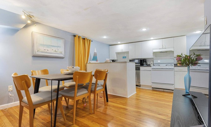 East Cambridge Apartment | Well Located 3 Bed w/Free Parking in Kendall Sq