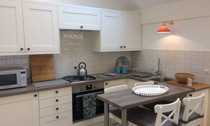 Southfield Apartment | Well-located one-bedroom flat in leafy Chiswick, London
