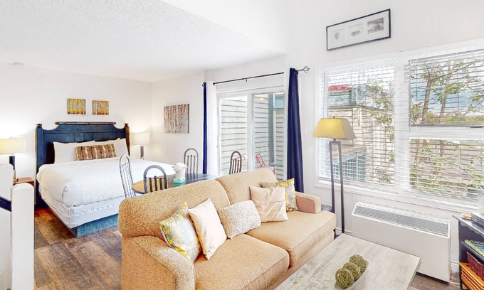 Craigleith House | Well-positioned condo w/shared pool & steps to lift, dogs OK