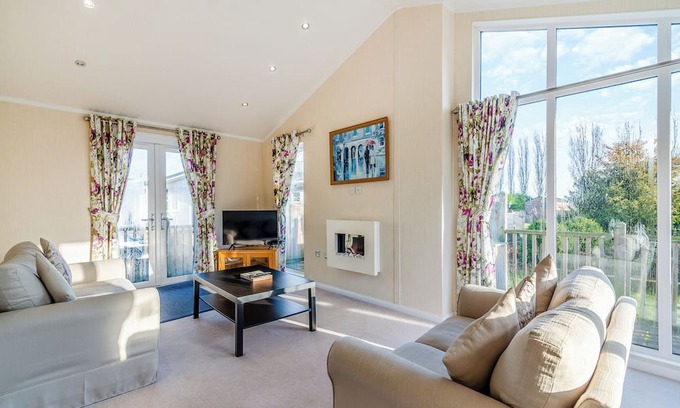 Hutton Rudby Ski Chalet | Well presented luxury lodge with two doubles, one with en suite shower.