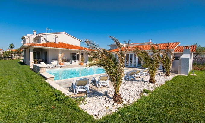 Vodnjan Villa | Wellness area,sauna,-Jacuzzi,pool 60 m2, Salt water,quite,air massage in pool
