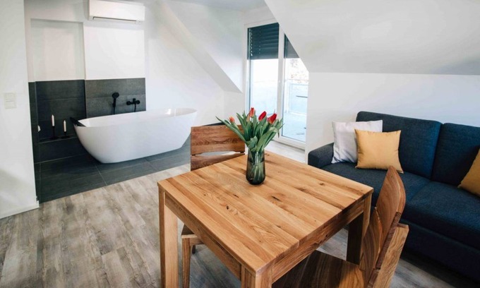 Pleinfeld Apartment | Wellness oasis with free-standing bathtub
