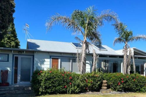 Te Awanga House | Wellwood Cottage - Beach Front Escape
