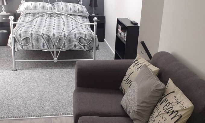Longford Apartment | Welsh/Shropshire border Pant, Brand new Annex self contained private entrance.