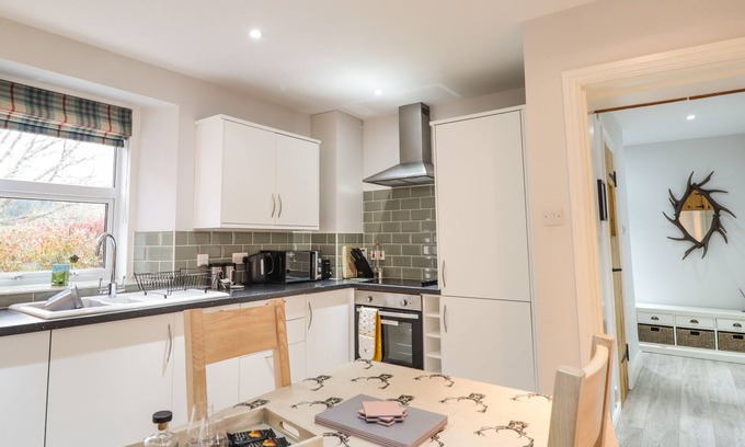Foyers Apartment | WENDY'S PLACE, character holiday cottage, with open fire in Foyers