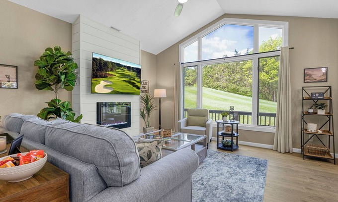 Camdenton House | We’re #1 - Tee Box! Charming Cottage nestled in the heart of Old Kinderhook!