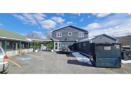 East Stroudsburg Hotel | Werry's Cottages Motel & Pub by OYO East Stroudsburg Poconos
